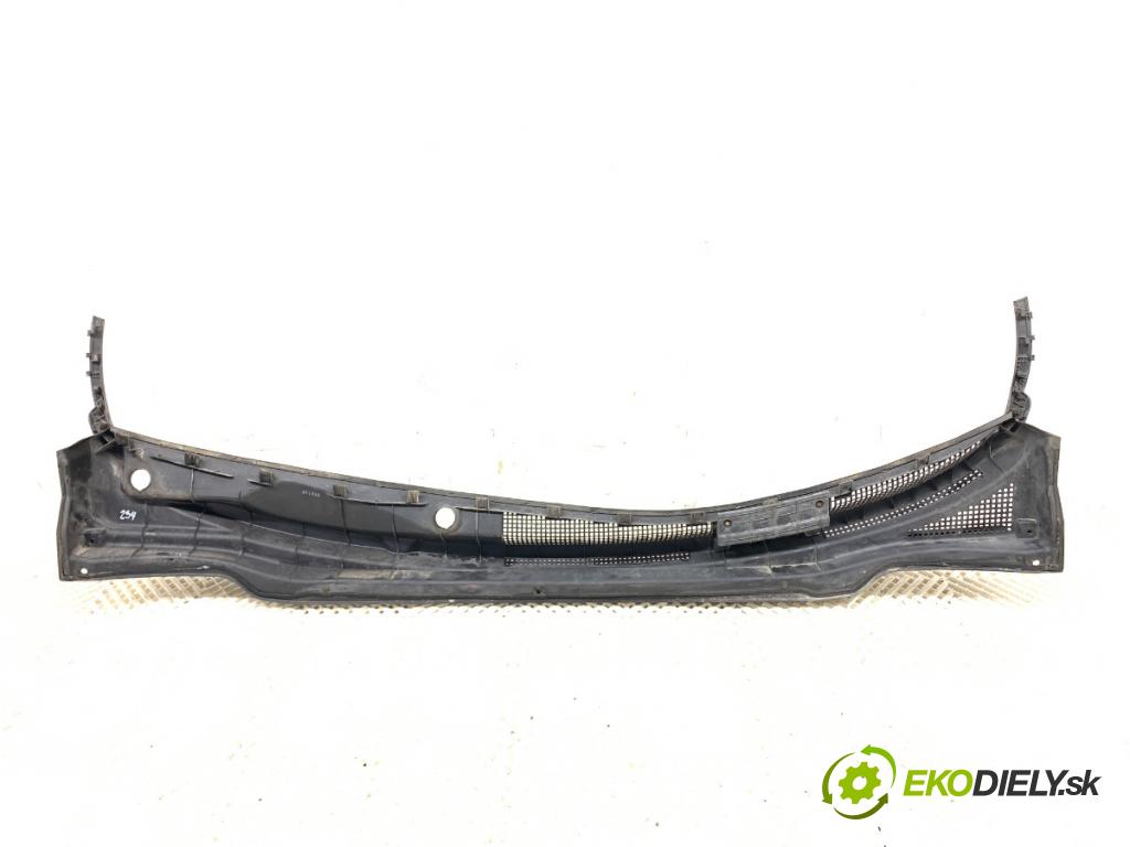 KIA CEED Kombi 2008 85 kW 1.6 CRDi 115 1582 torpédo plast pod čelní okno 86151-1H000 (Plast pod čelním sklem)