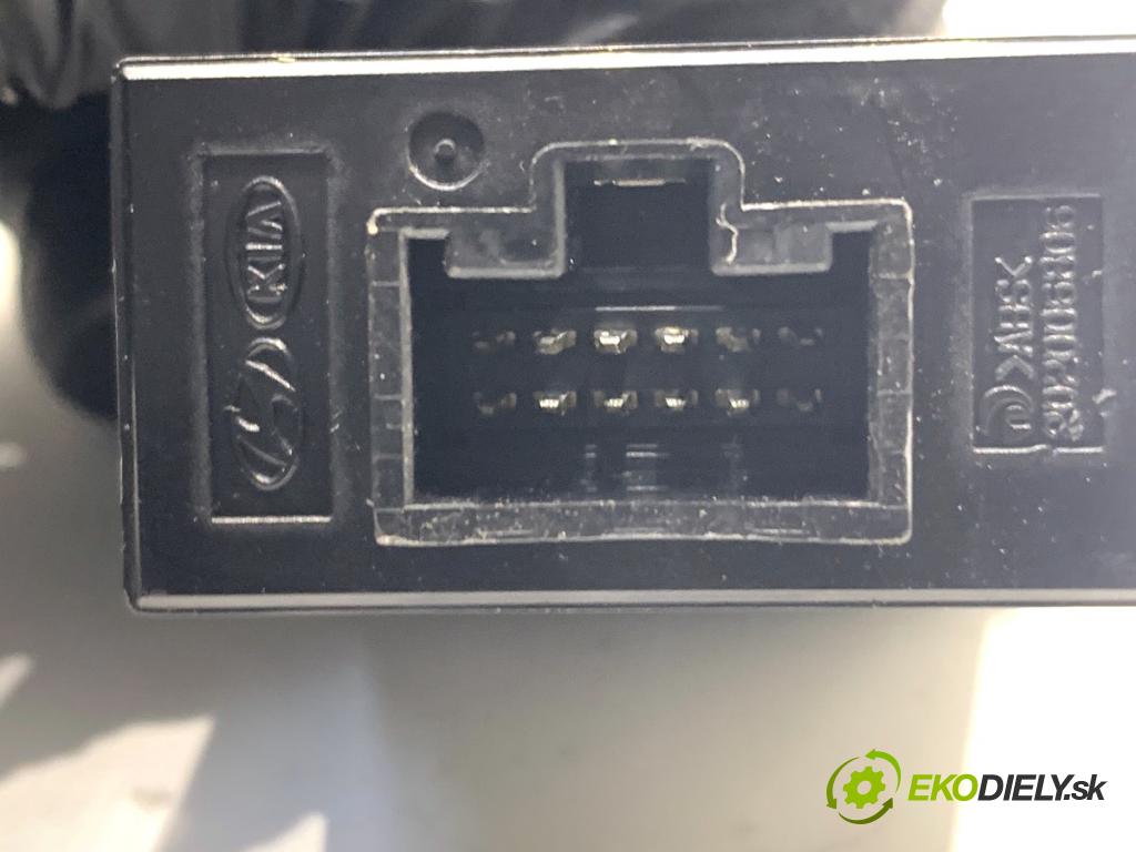KIA CEED Kombi 2008 85 kW 1.6 CRDi 115 1582 HNÍZDO: USB 202006806