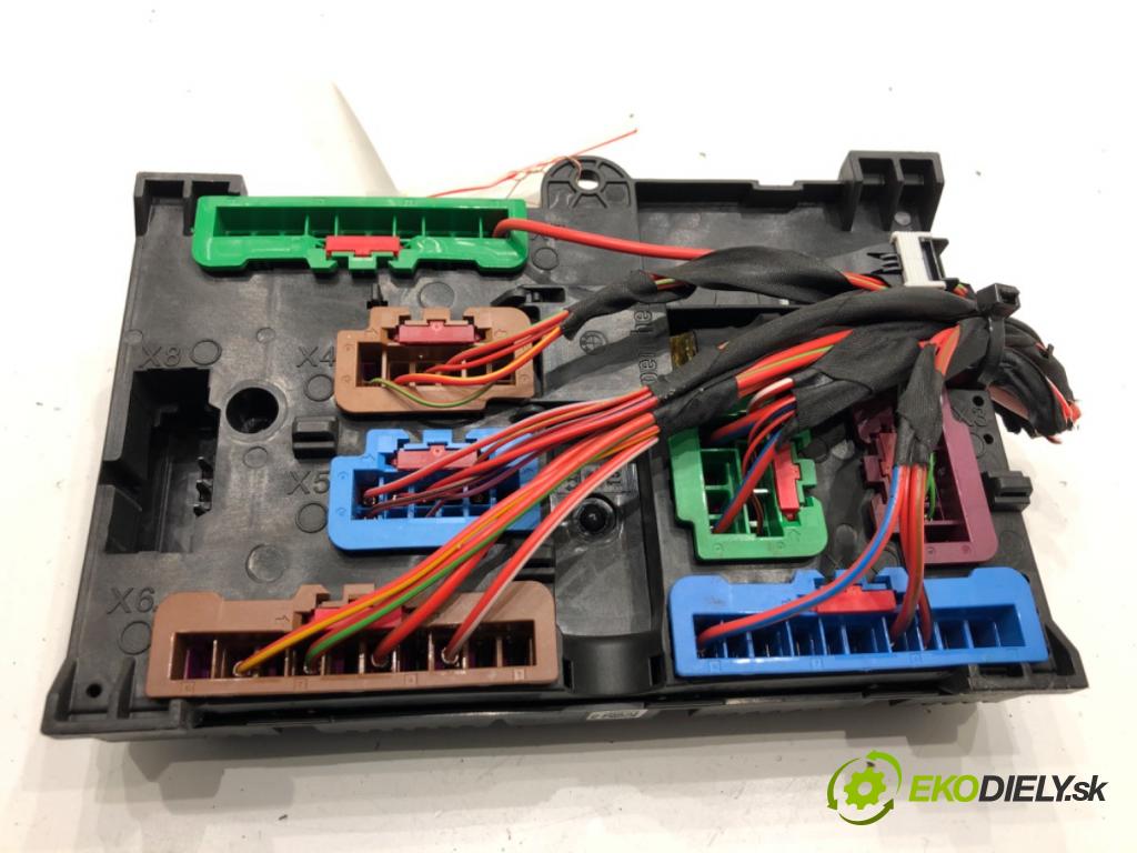 BMW G30 sedan 2021 460 kW M5 Competition 4395 Skrinka poistková 8713127 (Poistková skrinka)