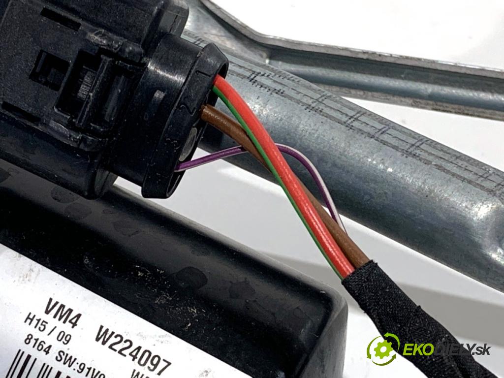 BMW G30 sedan 2021 460 kW M5 Competition 4395 Mechanizmus stieračov predný W227231 W224097 (Motorček stieračov predný)