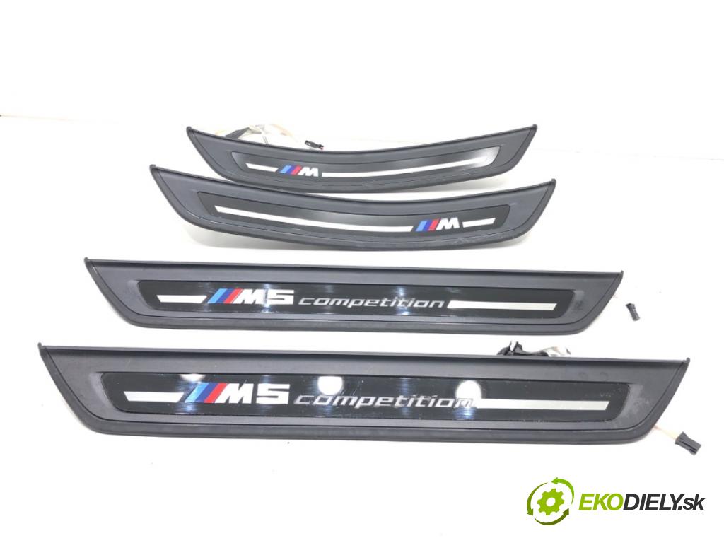 BMW G30 sedan 2021 460 kW M5 Competition 4395 lišty gumy pedálu PROGOWE osvetlené 8082709 8081395