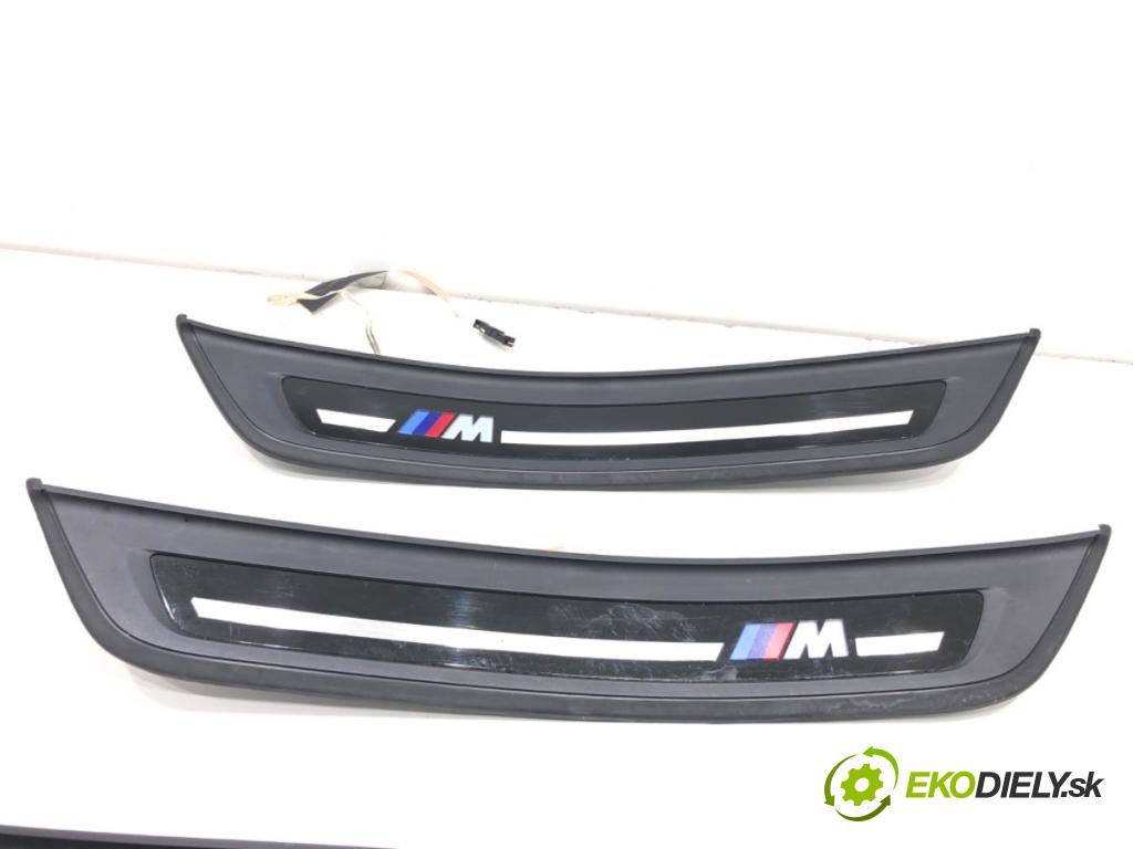 BMW G30 sedan 2021 460 kW M5 Competition 4395 lišty gumy pedálu PROGOWE osvetlené 8082709 8081395