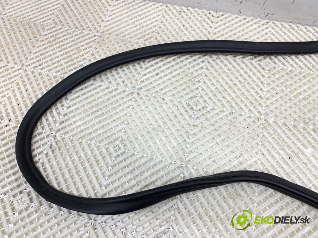 BMW G30 sedan 2021 460 kW M5 Competition 4395 těsnění dveře zadní část levá strana  (Karoserie ostatní)