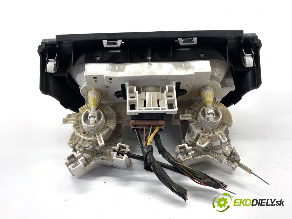 SUZUKI SWIFT III liftback 2009 68 kW 1.3 (RS 413) 1328 Panel ovládania kúrenia  (Prepínacie páčky pod volantom)