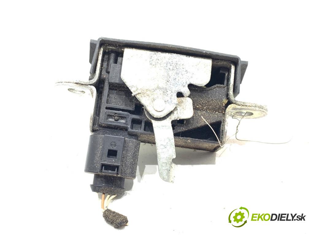 VW GOLF V liftback 2005 75 kW 1.6 1595 zámok dverí zad 1K6827505B