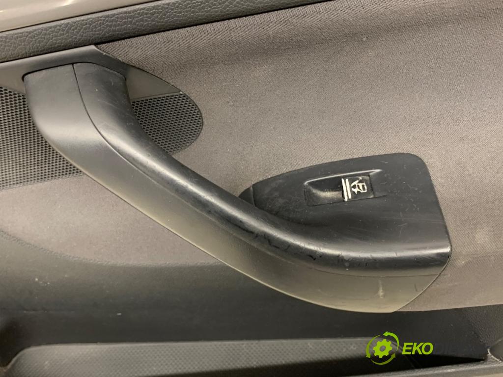 VW GOLF V liftback 2005 75 kW 1.6 1595 čalúnenie Dvere pravy predný