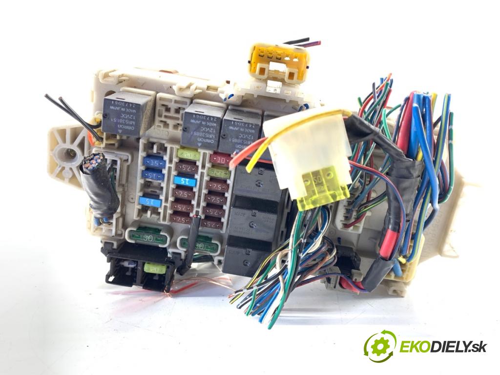 MITSUBISHI OUTLANDER I SUV 2003 100 kW 2.0 (CU2W) 1997 Skrinka poistková MR587873 (Poistková skrinka)