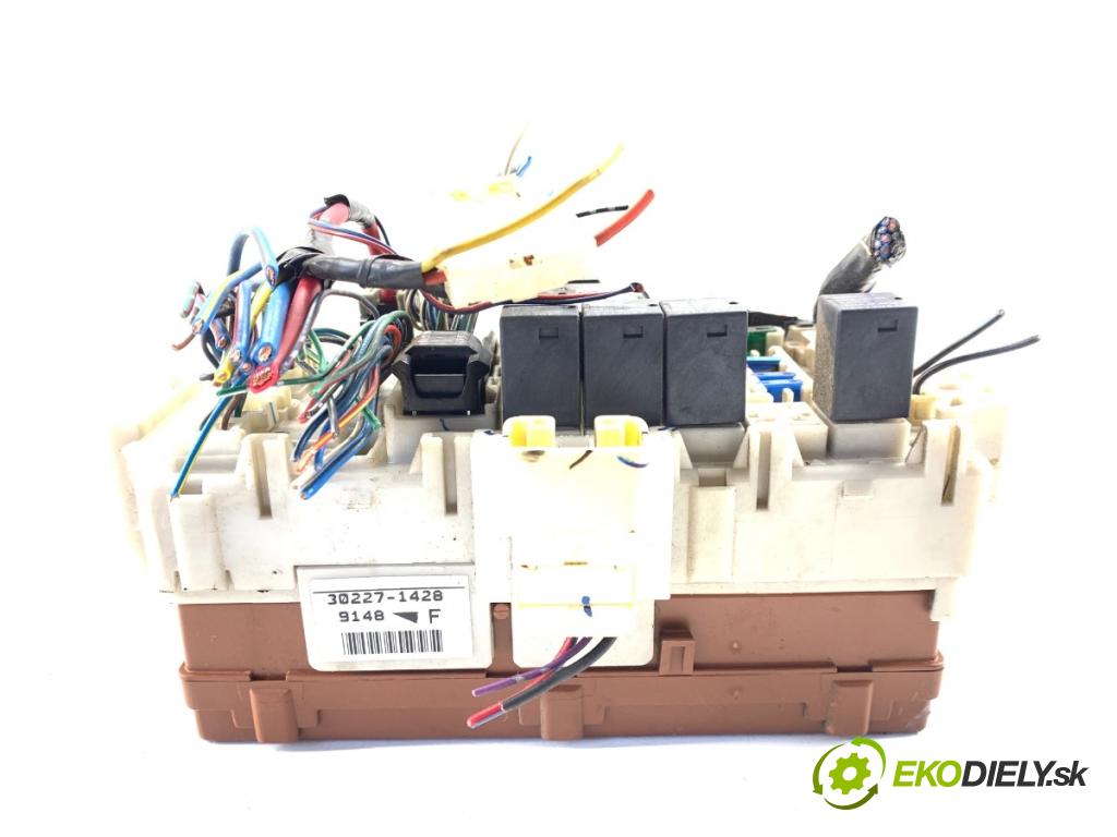 MITSUBISHI OUTLANDER I SUV 2003 100 kW 2.0 (CU2W) 1997 Skrinka poistková MR587873 (Poistková skrinka)