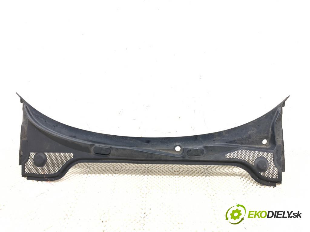 AUDI A3 8P liftback 2006 125 kW 2.0 TDI 1968 torpédo plast pod čelní okno 8P1819415C (Plast pod čelním sklem)