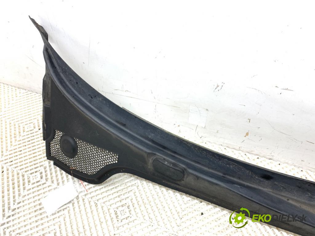 AUDI A3 8P liftback 2006 125 kW 2.0 TDI 1968 torpédo plast pod čelní okno 8P1819415C (Plast pod čelním sklem)