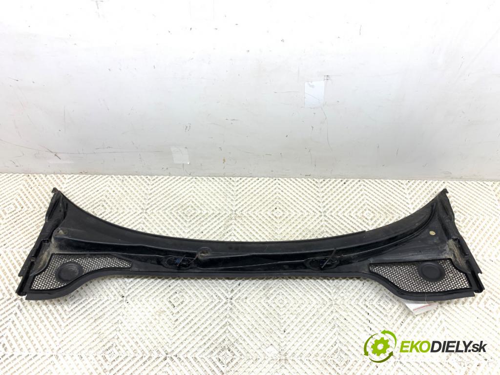 AUDI A3 8P liftback 2006 125 kW 2.0 TDI 1968 torpédo plast pod čelní okno 8P1819415C (Plast pod čelním sklem)