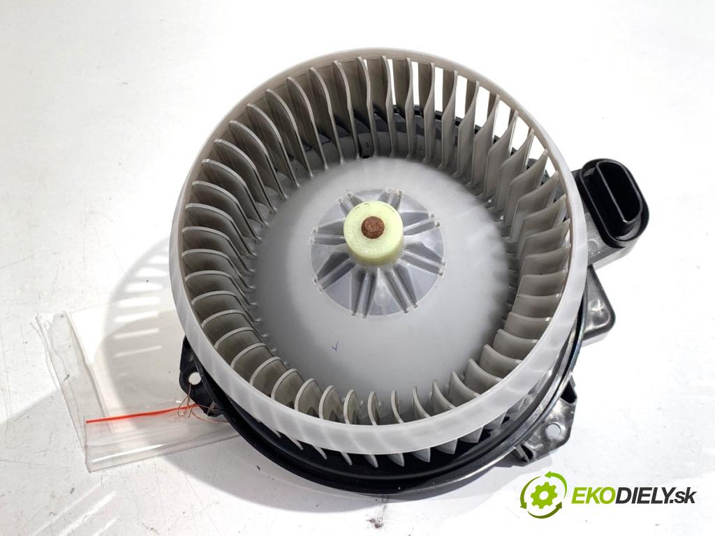 TOYOTA AURIS I liftback 2007 71 kW 1.4 (ZZE150_) 1398 ventilátor kúrenia 272700-8043
