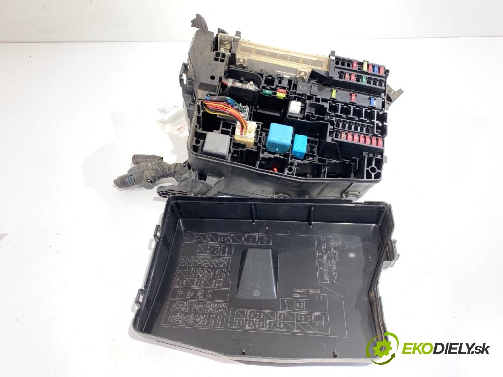 TOYOTA AURIS I liftback 2007 71 kW 1.4 (ZZE150_) 1398 Skrinka poistková 82662-12270 (Poistková skrinka)