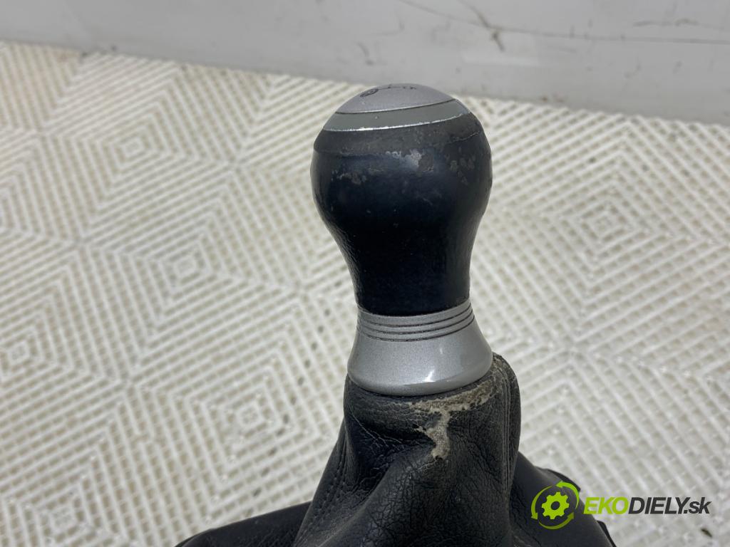 TOYOTA AURIS I liftback 2007 71 kW 1.4 (ZZE150_) 1398 Kulisa  (Rýchlostná páka (kulisa))