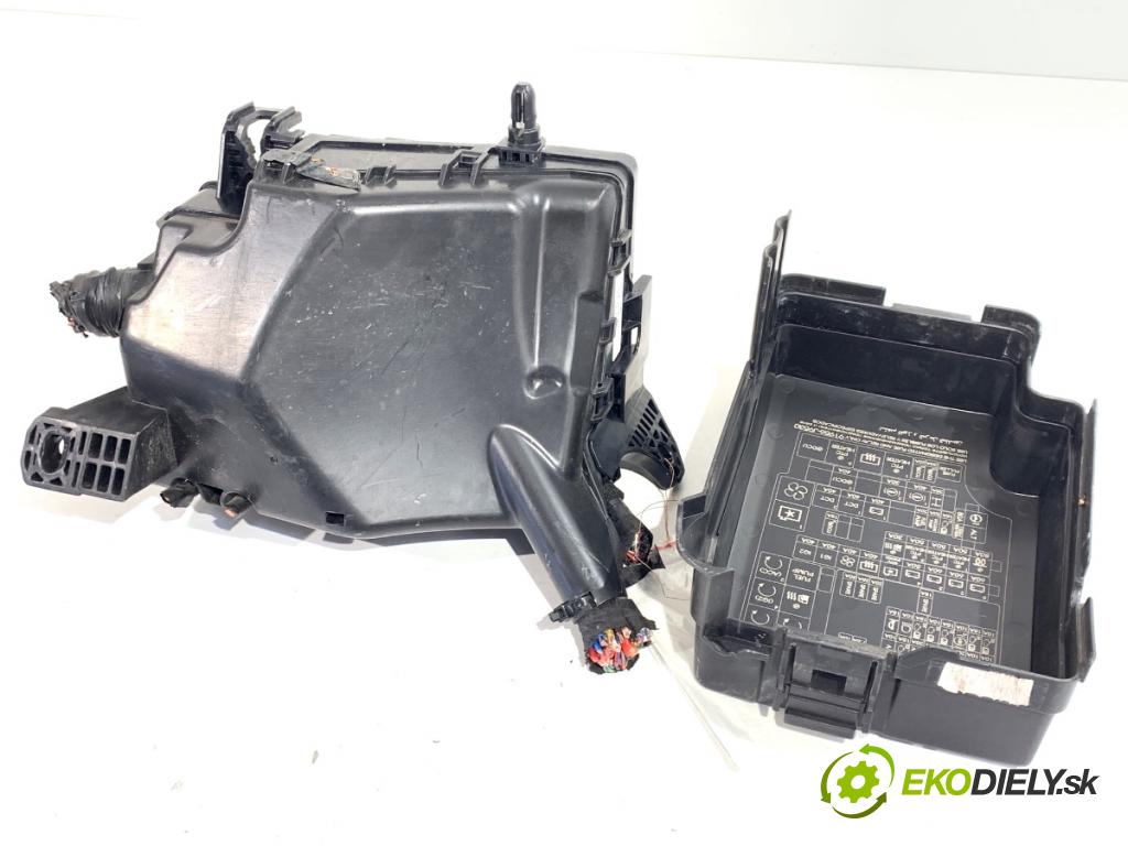 HYUNDAI KONA SUV 2019 88 kW 1.0 T-GDi 998 Skrinka poistková 91204-J9561 (Poistková skrinka)