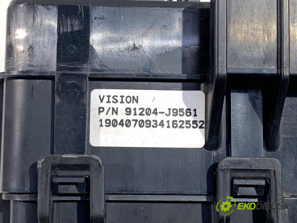 HYUNDAI KONA SUV 2019 88 kW 1.0 T-GDi 998 Skrinka poistková 91204-J9561 (Poistková skrinka)