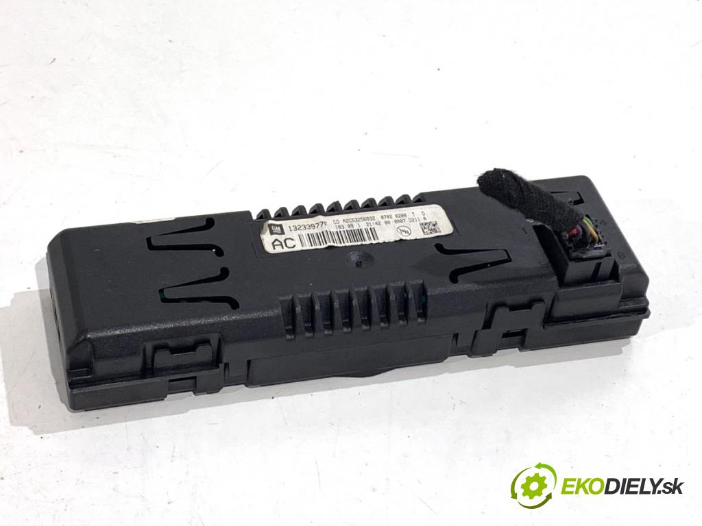 OPEL INSIGNIA A liftback 2009 118 kW 2.0 CDTI (68) 1956 Dislpej 13233977F (Prístrojová doska)