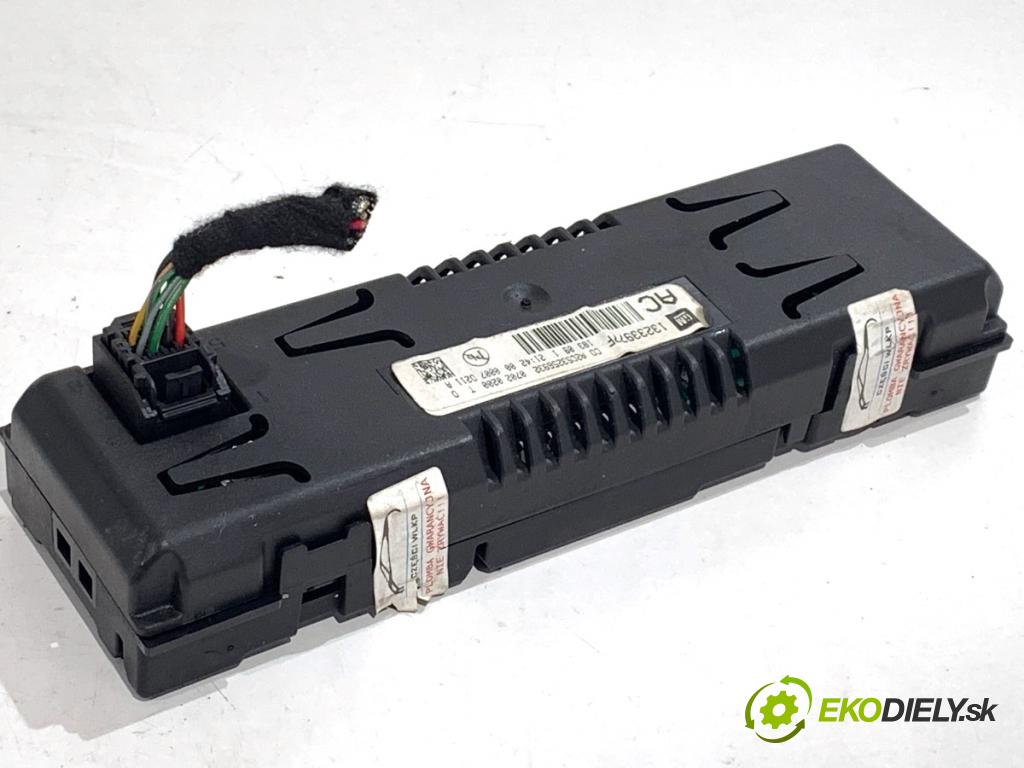 OPEL INSIGNIA A liftback 2009 118 kW 2.0 CDTI (68) 1956 Dislpej 13233977F (Prístrojová doska)