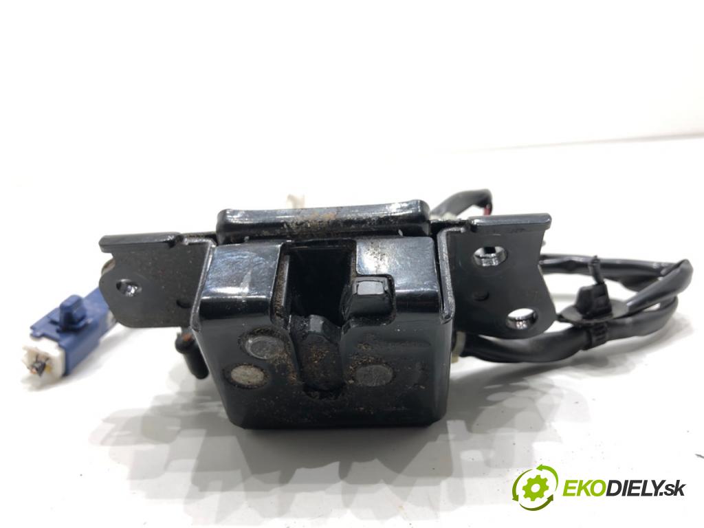 LEXUS CT liftback 2011 73 kW 200h (ZWA10_) 1798 zámok dverí zad 
