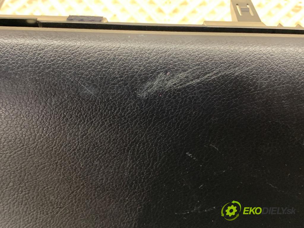 LEXUS CT liftback 2011 73 kW 200h (ZWA10_) 1798 Priehradka, kastlík spolujazdca  (Priehradka (kastlík))