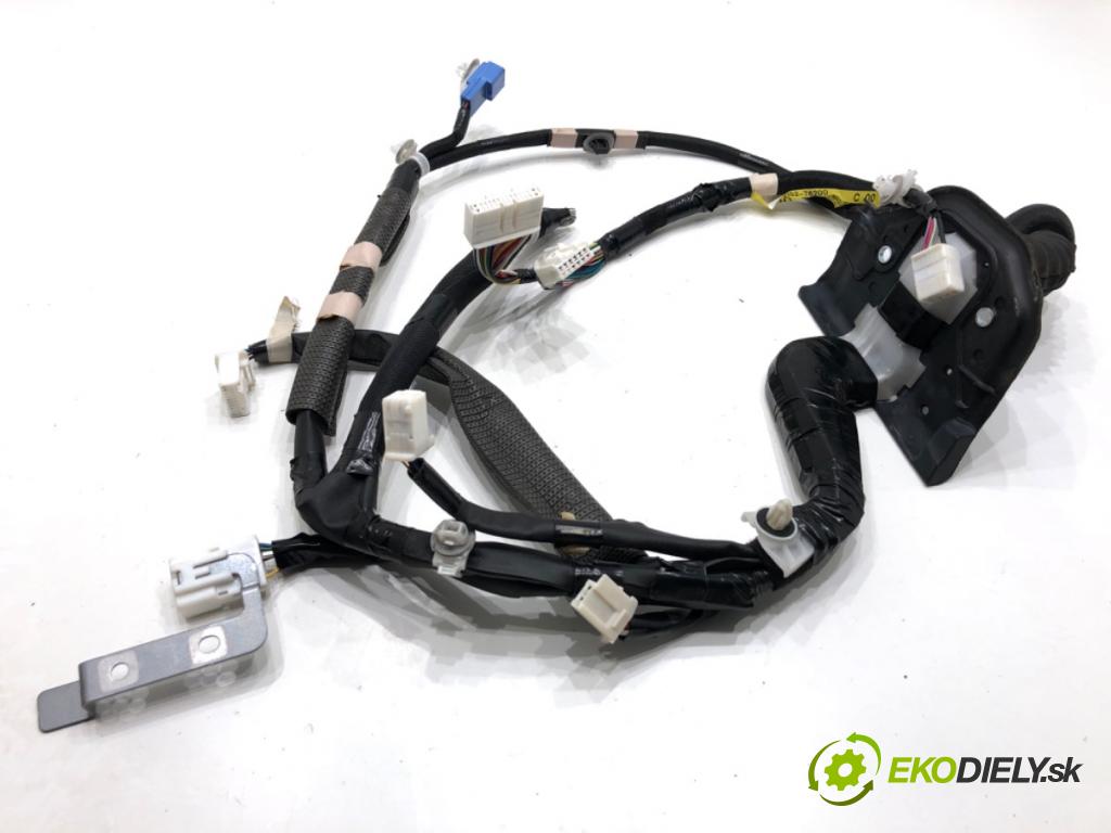 LEXUS CT liftback 2011 73 kW 200h (ZWA10_) 1798 káblovačka dveře přední část levý 82152-76200