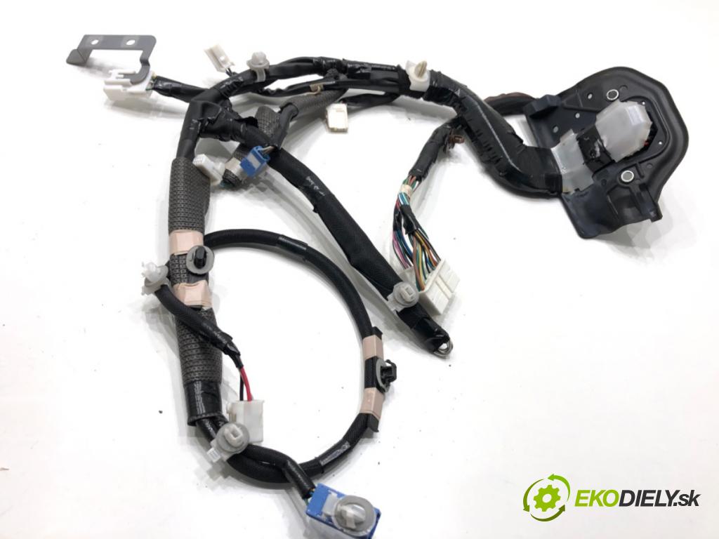 LEXUS CT liftback 2011 73 kW 200h (ZWA10_) 1798 káblovačka dveře přední část pravý 82151-76200