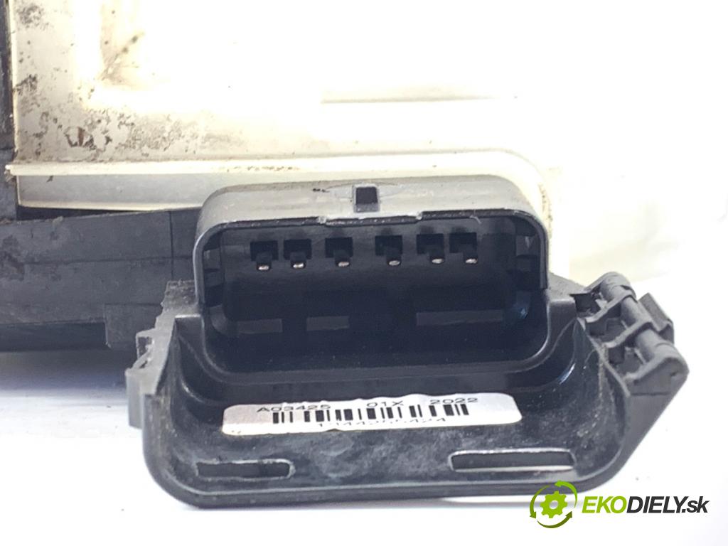 OPEL CORSA F liftback 2023 74 kW 1.2 (68) 1199 zámok Dvere pravy predný 444121
