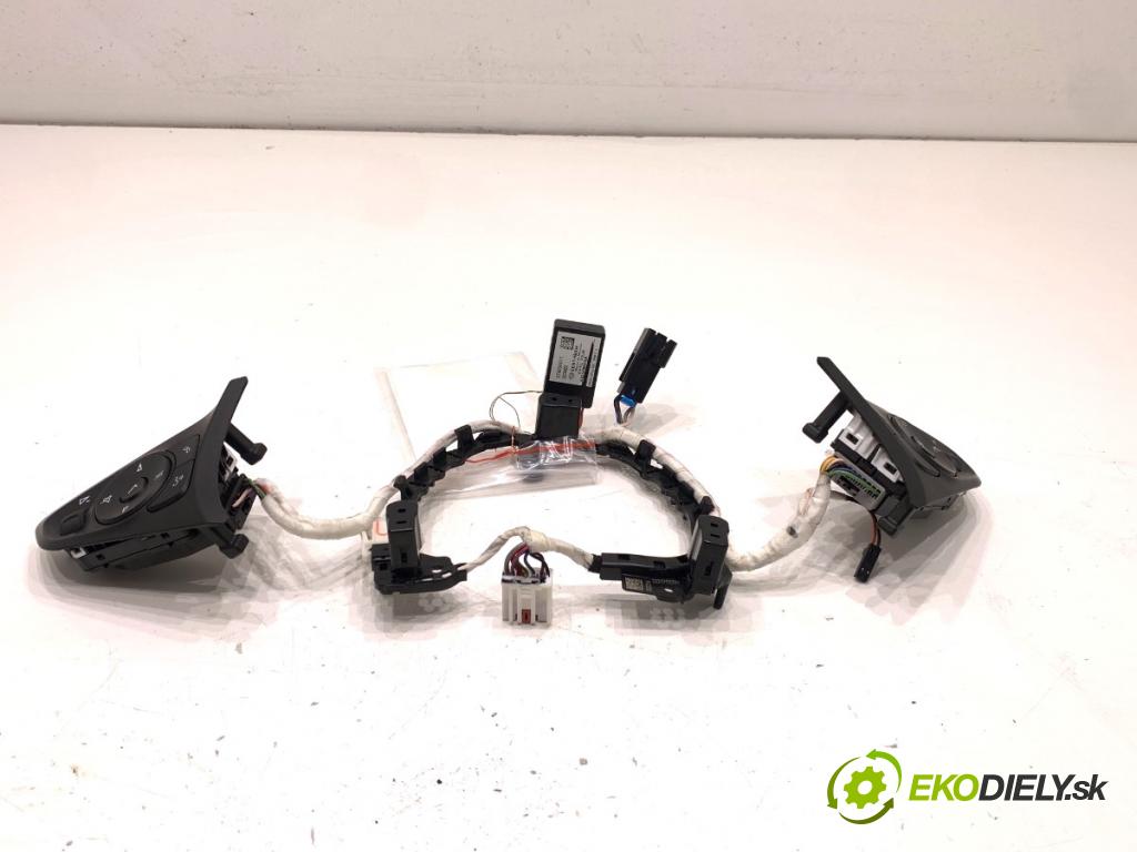 OPEL CORSA F liftback 2023 74 kW 1.2 (68) 1199 SPÍNAČE: volantu 39172789 39203689