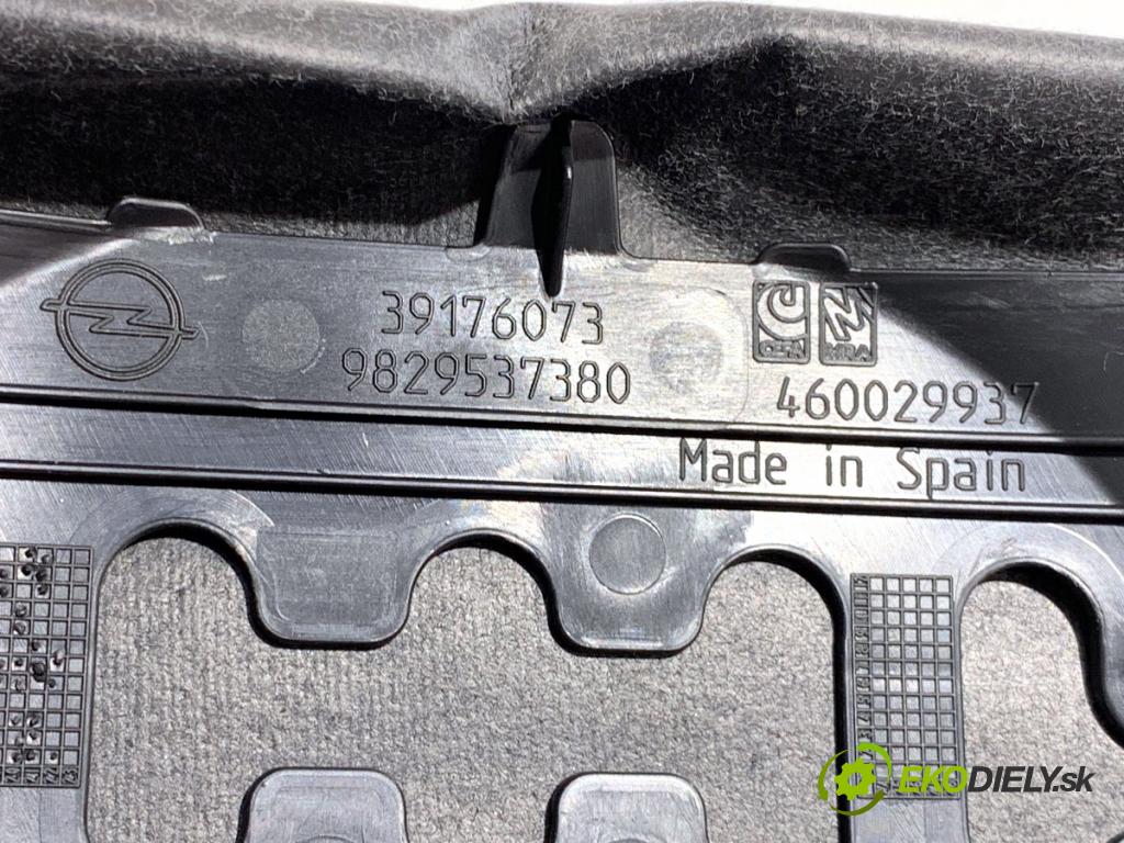 OPEL CORSA F liftback 2023 74 kW 1.2 (68) 1199 lišty kryt 39176073 9844371580 (Lišta)