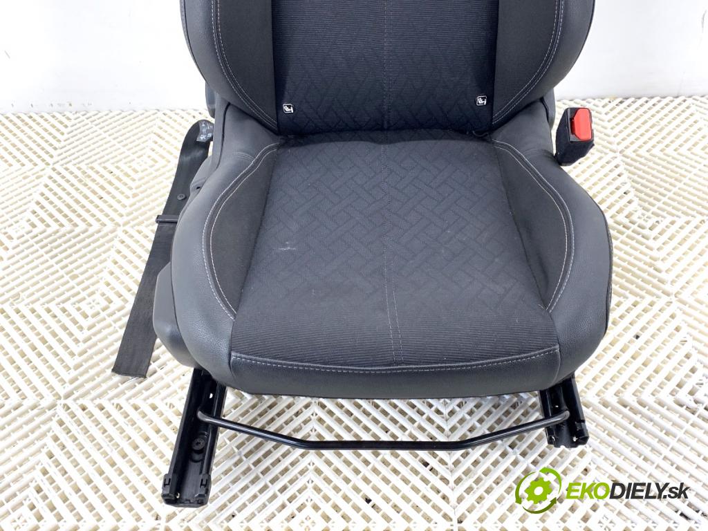 OPEL CORSA F liftback 2023 74 kW 1.2 (68) 1199 sedadlo pravý přední část