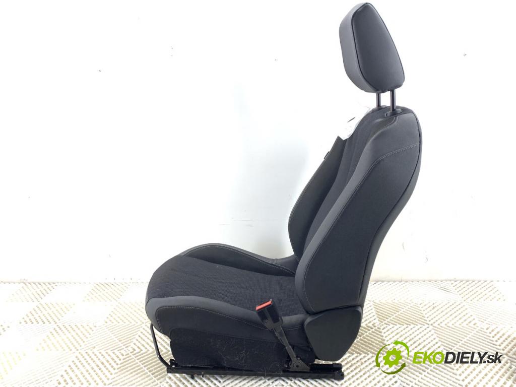 OPEL CORSA F liftback 2023 74 kW 1.2 (68) 1199 sedadlo pravý přední část