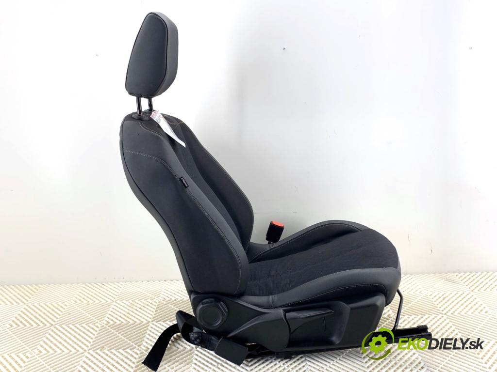 OPEL CORSA F liftback 2023 74 kW 1.2 (68) 1199 sedadlo pravý přední část