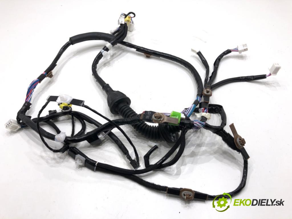 LEXUS LBX  2025 100 kW Hybrid (MAYH10)   (1490 ccm / 100 kW / 136 KM) 1490 káblovačka dveře přední část levý 82152-5C721