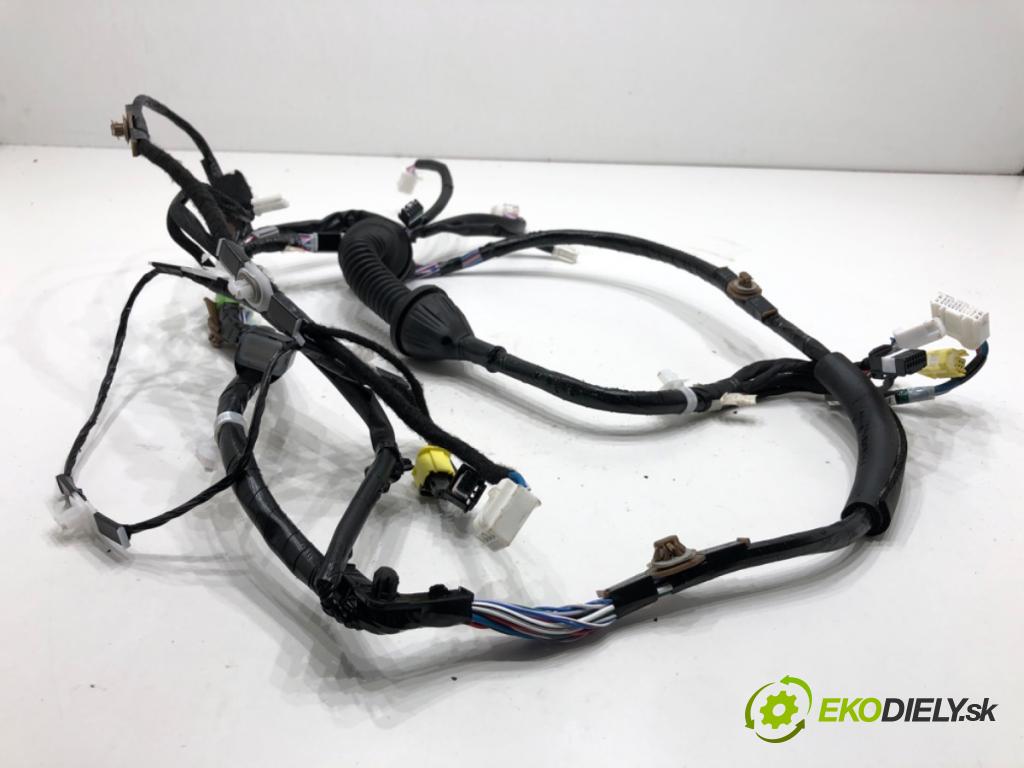 LEXUS LBX 2025 100 kW Hybrid (MAYH10) (1490 ccm / 100 kW / 136 KM) 1490 káblovačka dveře přední část levý 82152-5C721