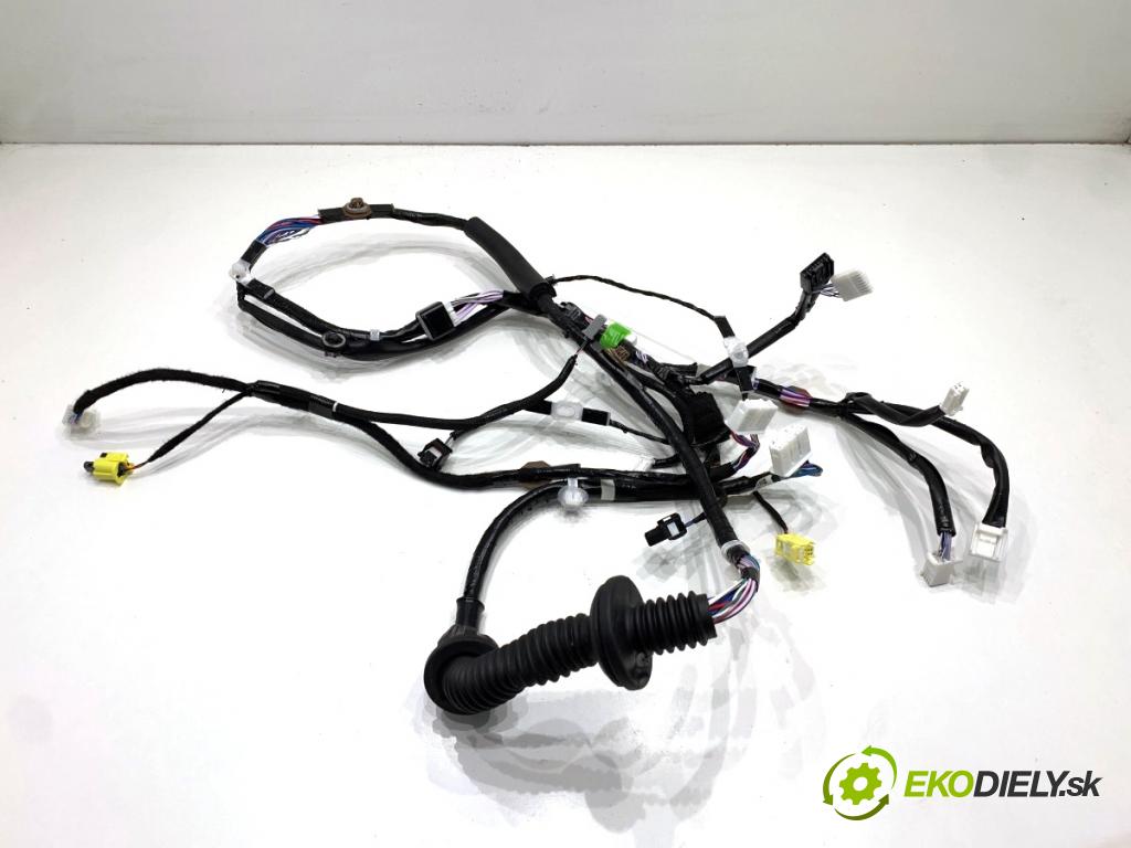 LEXUS LBX  2025 100 kW Hybrid (MAYH10)   (1490 ccm / 100 kW / 136 KM) 1490 Káblovačka Dvere predný pravy 82151-5CB71