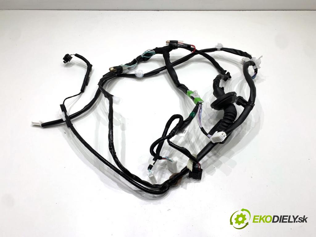 LEXUS LBX  2025 100 kW Hybrid (MAYH10)   (1490 ccm / 100 kW / 136 KM) 1490 káblovačka dveře zadní část levý 82154-52681