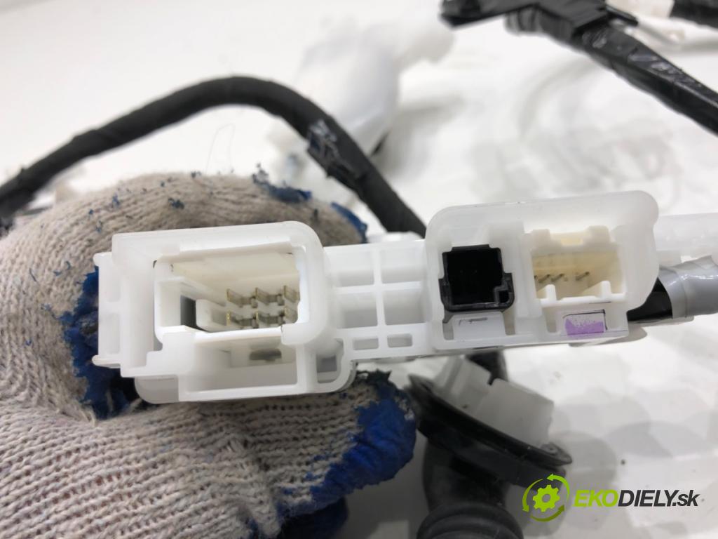 LEXUS LBX  2025 100 kW Hybrid (MAYH10)   (1490 ccm / 100 kW / 136 KM) 1490 káblovačka dveří kufra zadní část