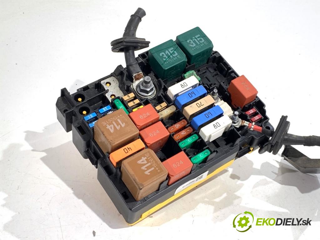 CITROEN C4 CACTUS liftback 2019 81 kW 1.2 THP 110 1199 Skrinka poistková 9804848480 (Poistková skrinka)