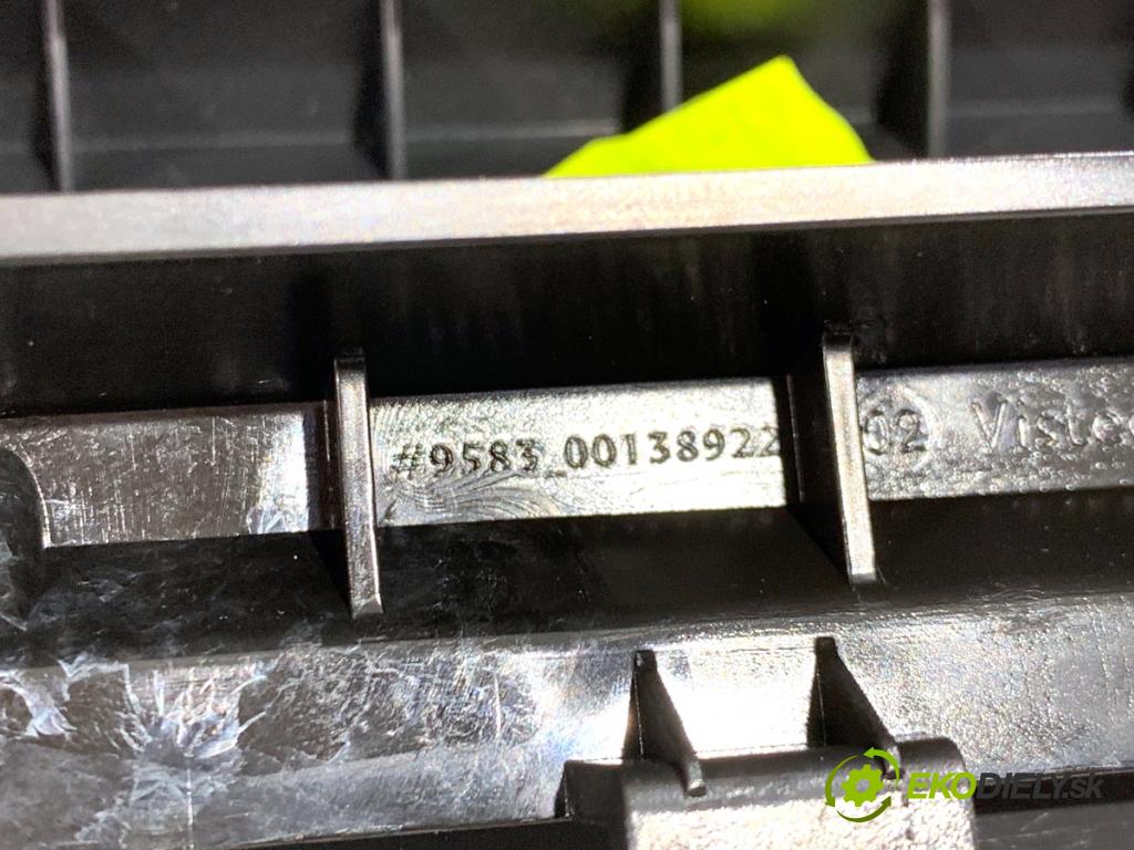 CITROEN C4 CACTUS liftback 2019 81 kW 1.2 THP 110 1199 Priehradka, kastlík spolujazdca  (Priehradka (kastlík))