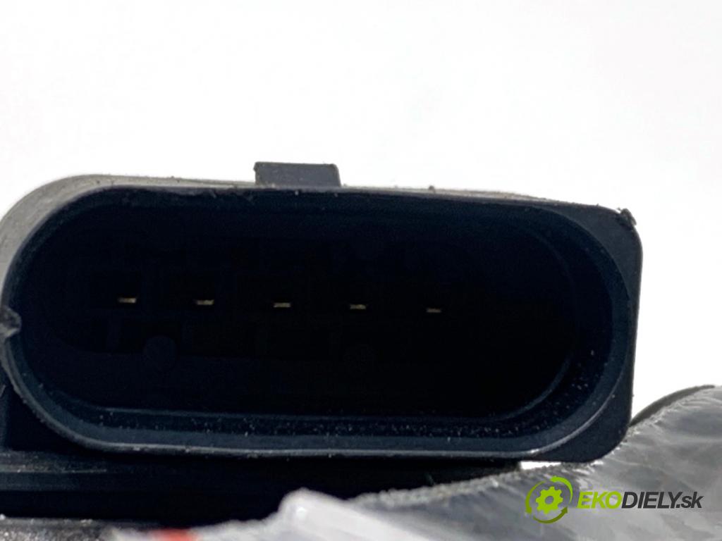 VW GOLF VII Kombi 2015 66 kW 1.6 TDI 1598 Škrtiaca klapka 04L128063P (Škrtiaca klapka)