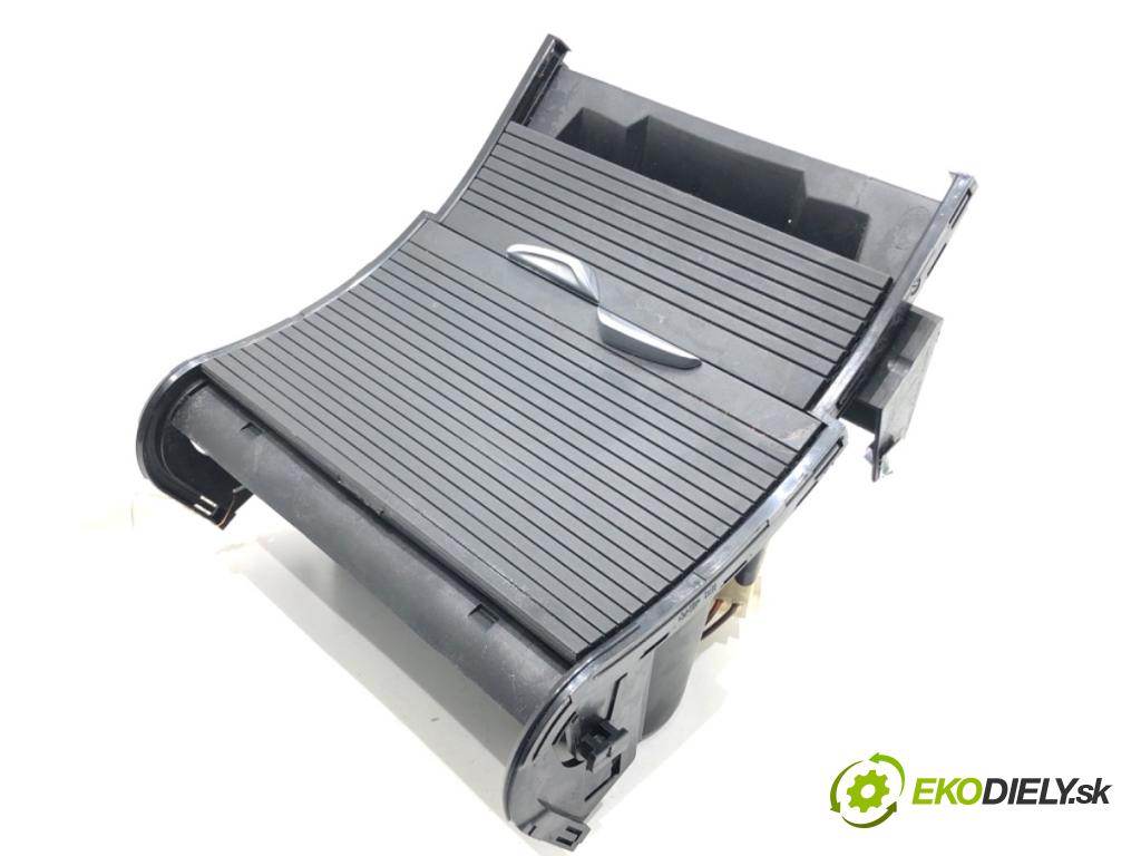 BMW F48 SUV 2018 103 kW sDrive 18 i 1499 Držiak na nápoje 9292557 (Držiak (úchyt) na nápoje)