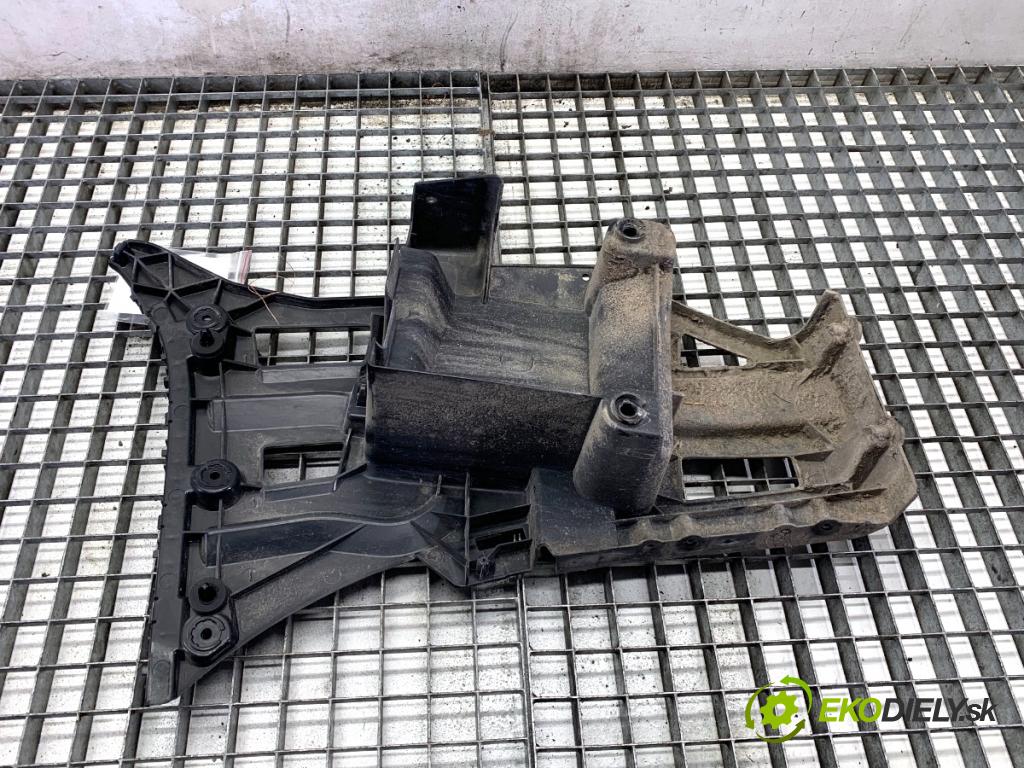 BMW F48 SUV 2018 103 kW sDrive 18 i 1499 Úchyt nárazníka pravy zad 7332318