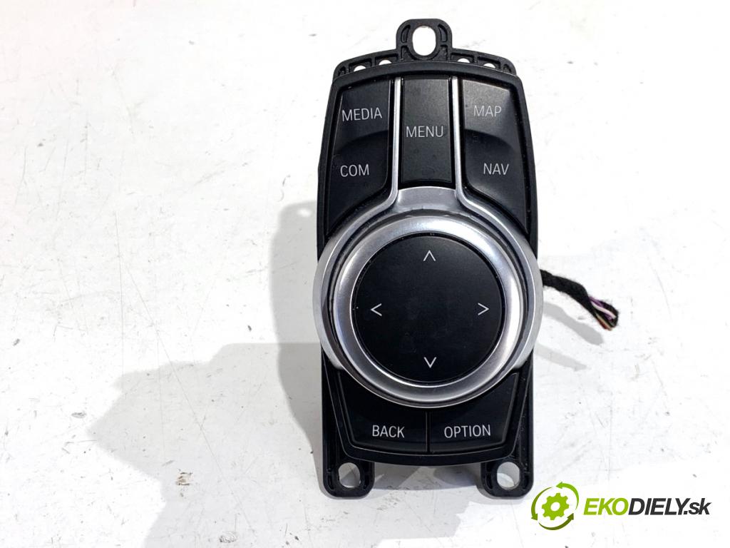 BMW F48 SUV 2018 103 kW sDrive 18 i 1499 Panel ovládania radia 9490067 (Prepínacie páčky pod volantom)
