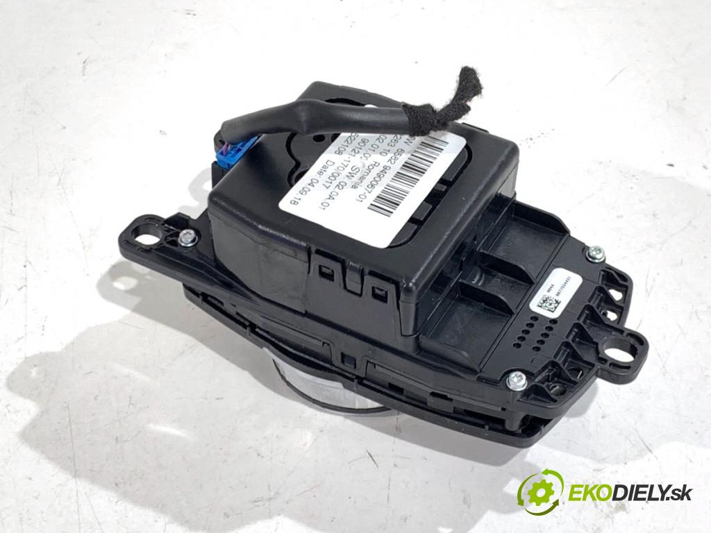 BMW F48 SUV 2018 103 kW sDrive 18 i 1499 Panel ovládania radia 9490067 (Prepínacie páčky pod volantom)