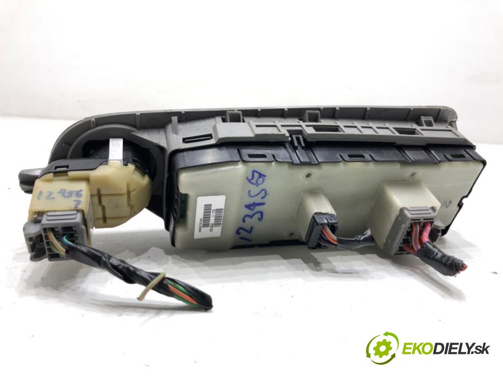 CHRYSLER 300C sedan 2007 160 kW 3.0 CRD 2987 Prepínač okien 04602781AA (Prepínacie páčky pod volantom)