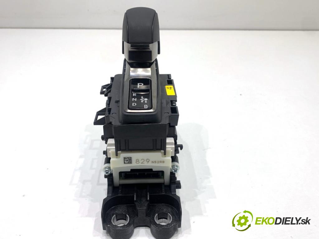 LEXUS LBX  2025 100 kW Hybrid (MAYH10)   (1490 ccm / 100 kW / 136 KM) 1490 Kulisa 75M429 (Rýchlostná páka (kulisa))