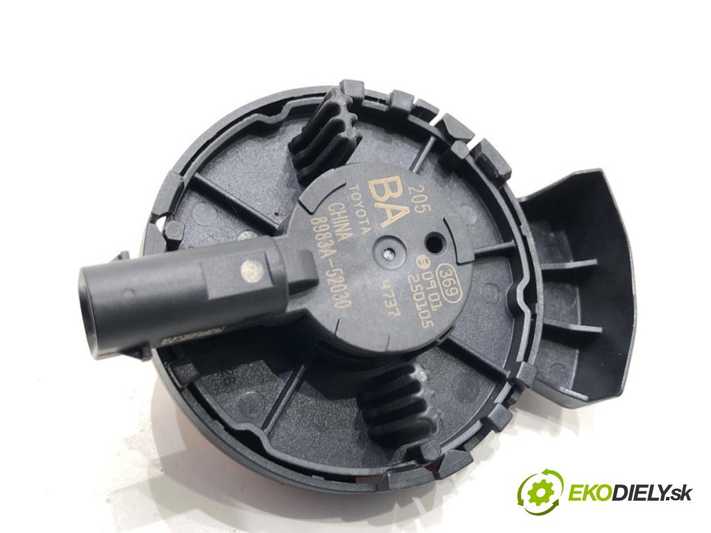 LEXUS LBX  2025 100 kW Hybrid (MAYH10)   (1490 ccm / 100 kW / 136 KM) 1490 Snímač nárazu 8983A-52030 (Snímač nárazu)