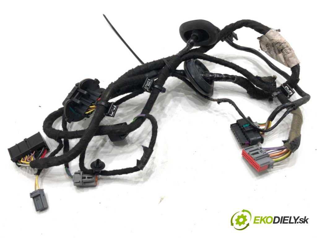 VOLVO S90 II sedan 2019 223 kW T8 Hybrid AWD 1969 káblovačka dveře zadní část pravý 