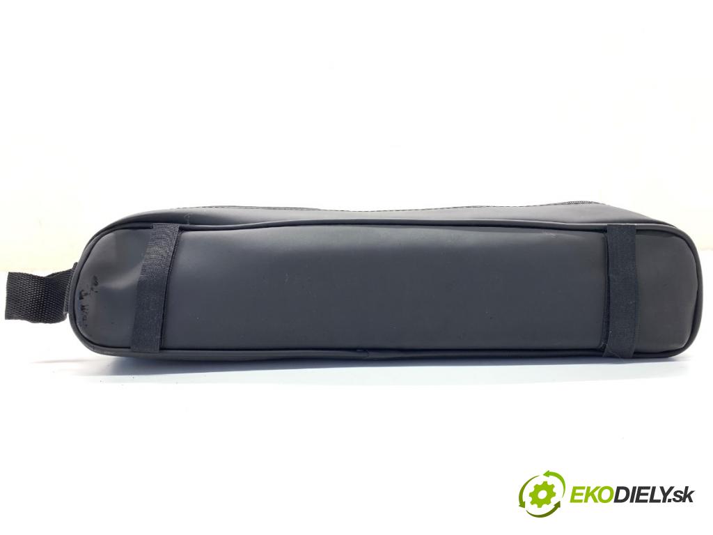 LEXUS LBX 2025 100 kW Hybrid (MAYH10) (1490 ccm / 100 kW / 136 KM) 1490 Súprava trojuholník