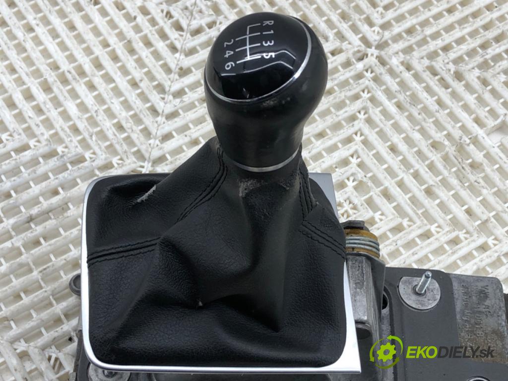 VW PASSAT B7 Kombi 2012 103 kW 2.0 TDI 1968 Kulisa 3C0711049AL (Rýchlostná páka (kulisa))